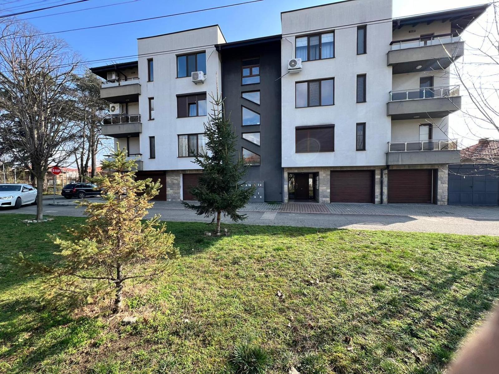 Kazanlak Large Guest House Apartment Near The Center With Full Kitchen & Dining Room, King Beds, Garden Patio, Free Parking & Self Check-In Exterior photo