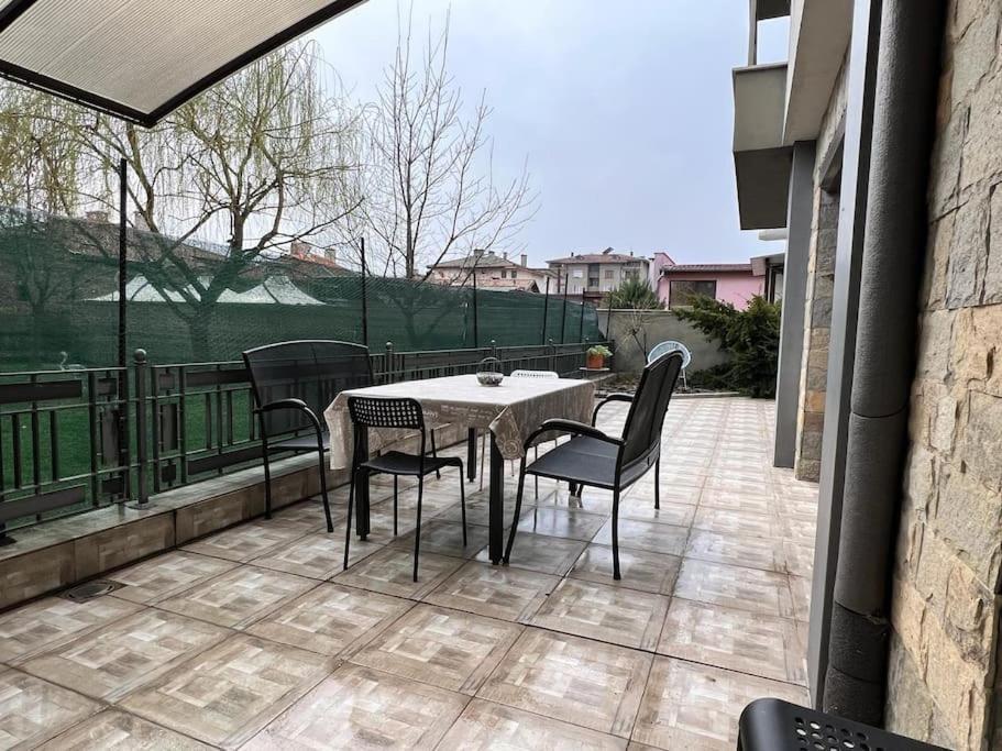 Kazanlak Large Guest House Apartment Near The Center With Full Kitchen & Dining Room, King Beds, Garden Patio, Free Parking & Self Check-In Exterior photo